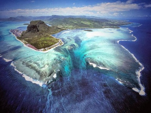 underwater-waterfall-trench-le-morne-mauritius-1